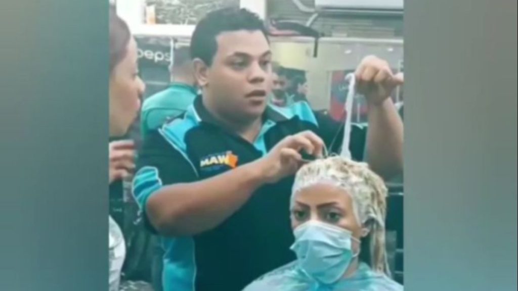 Açıcıyı fazla kaçıran kuaför kadının saçlarını yaktı