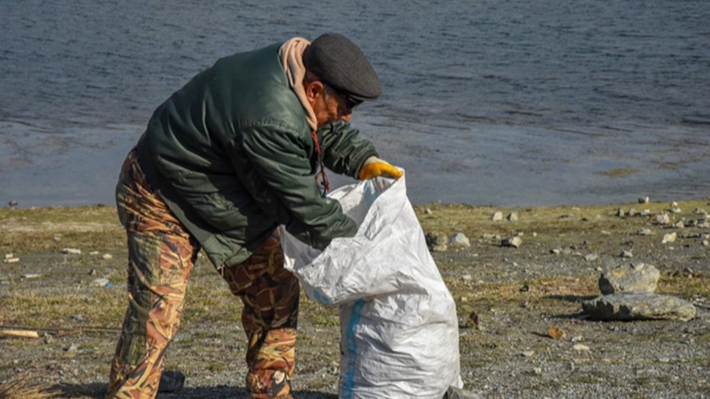 Eskişehir’de 20 yıldır gölet kıyılarını temizliyor