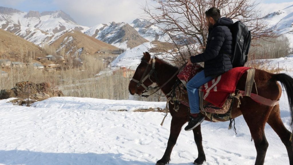 Hakkari’de eğitim vermek için at sırtında yolculuk yapıyor