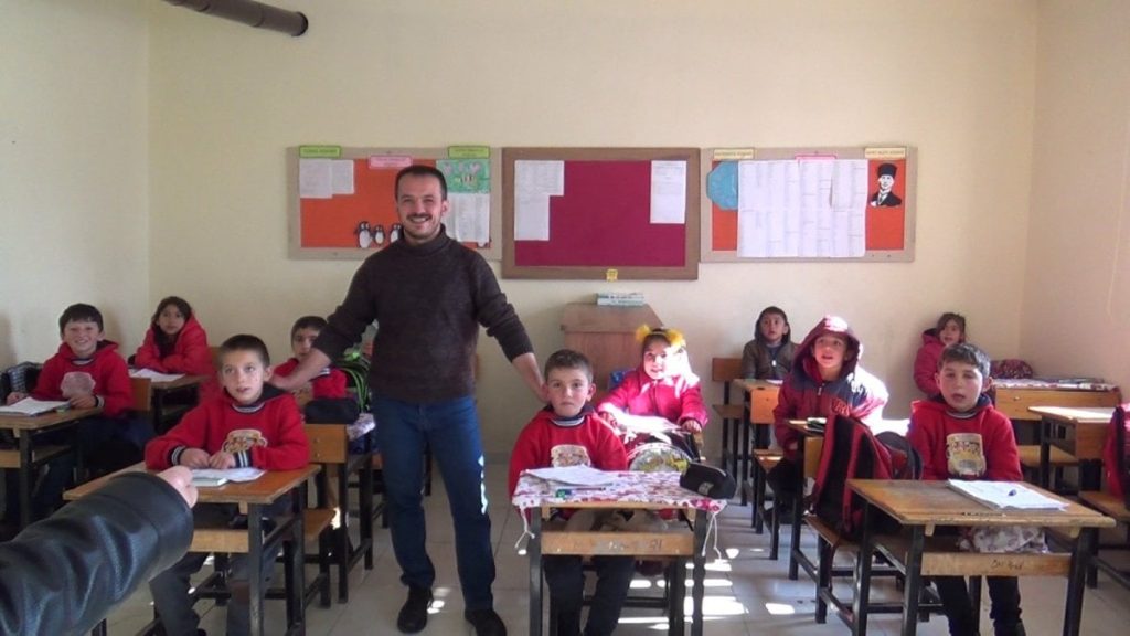 Kayseri’de öğretmen, camide de imamlık yapıyor