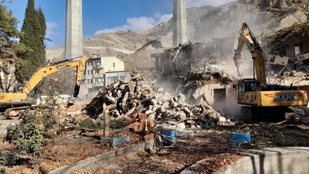 Yusufeli’nde kamu binaları yıkılmaya başladı