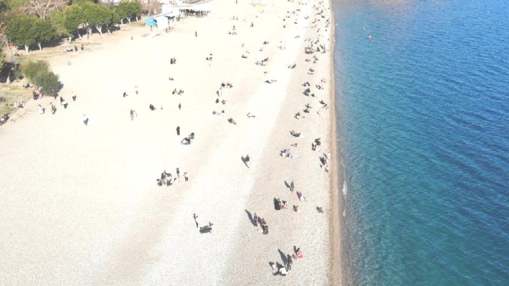 Antalya’da vatandaşlar, Konyaaltı Sahili’ne akın etti