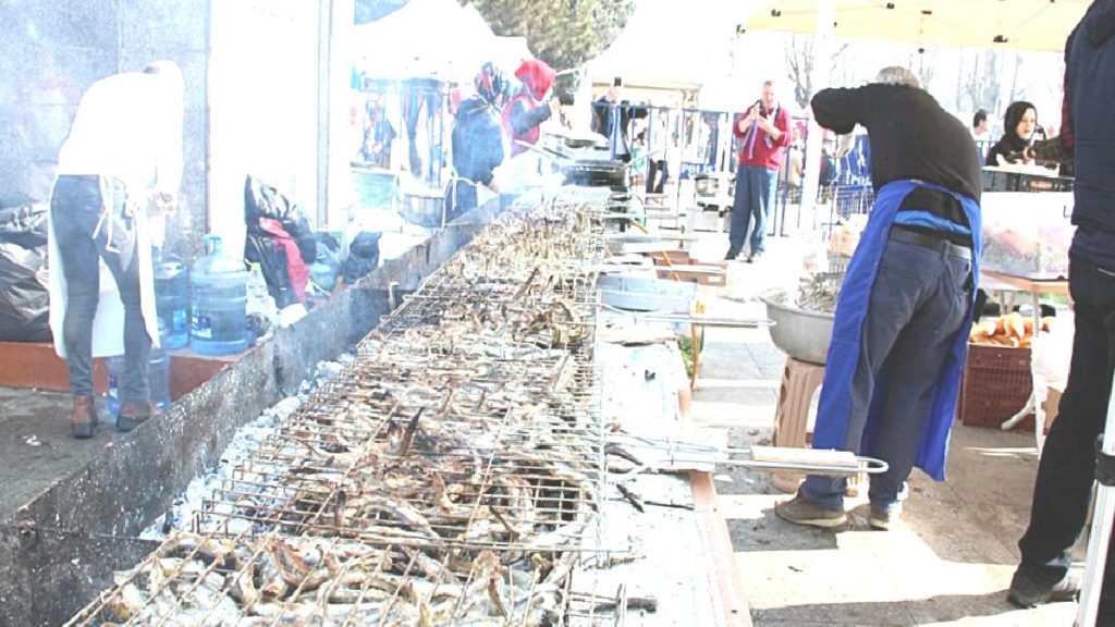 Düzce’deki festivalde 4 ton hamsi dağıtıldı