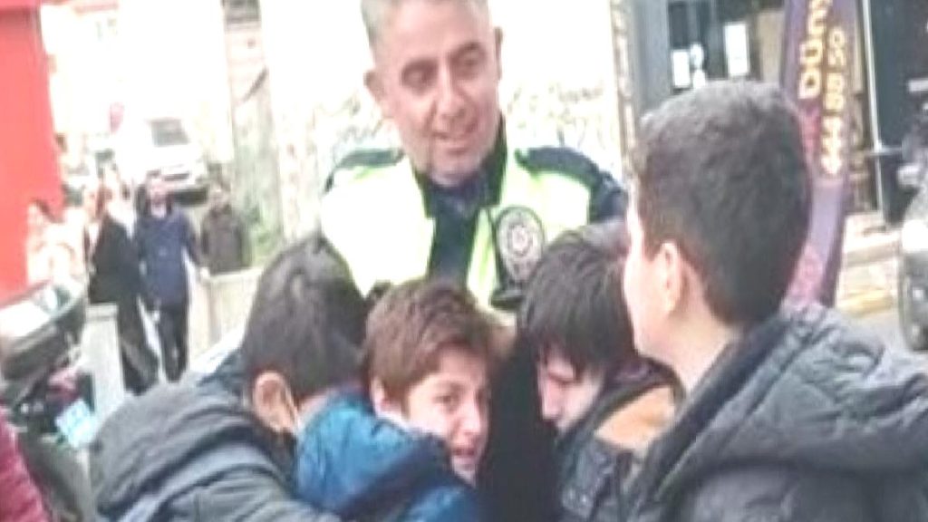 Kocaeli’de emekli olan trafik polisine yaya geçidinde sarılıp veda ettiler