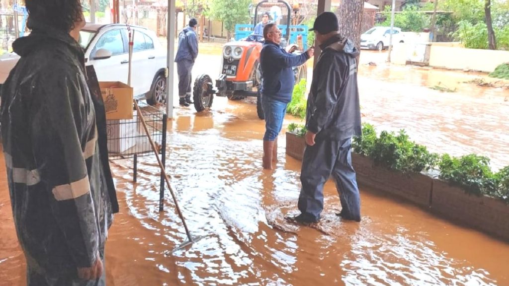 Muğla’da sağanak yağmur hayatı felç etti