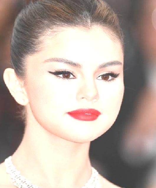 Selena Gomez Ödül Töreninde Dikkatleri Üzerine Çekti!