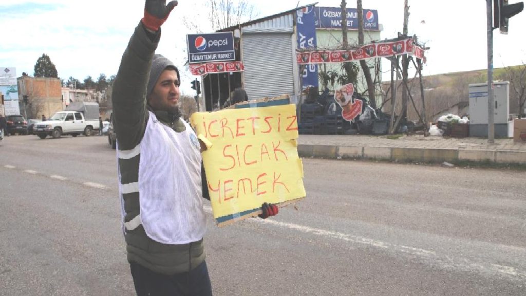 Adıyaman’a yardıma gelenlere depremzedelerden yemek ikramı