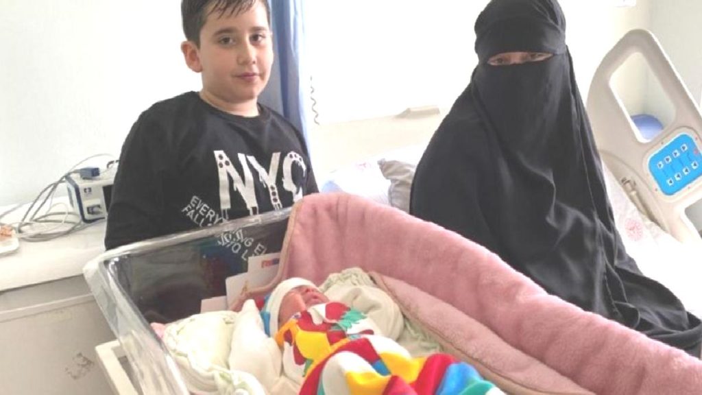 Hatay’da depremden kurtulan Suriyeli kadın Kocaeli’nde doğum yaptı