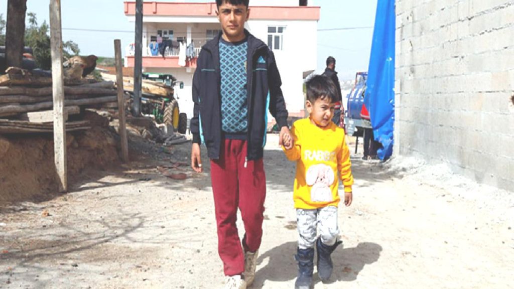 Adıyaman’da enkazdan çıkarılan 11 yaşındaki Emir, 3 yaşındaki kardeşini kurtardı
