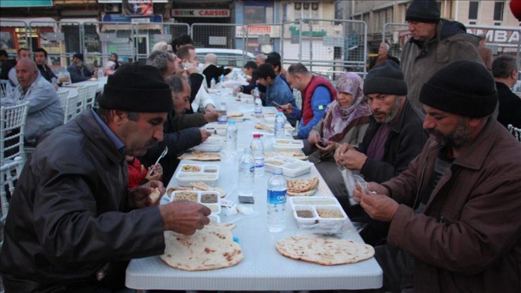 Deprem bölgesinde ilk iftar