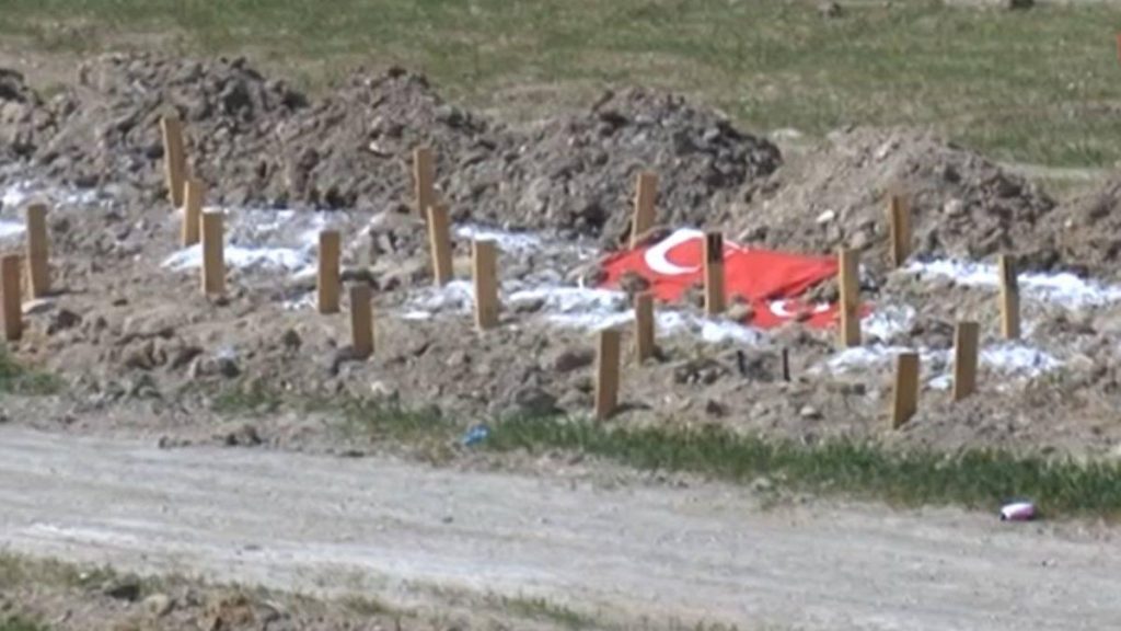 Deprem mezarlarında Türk bayrakları