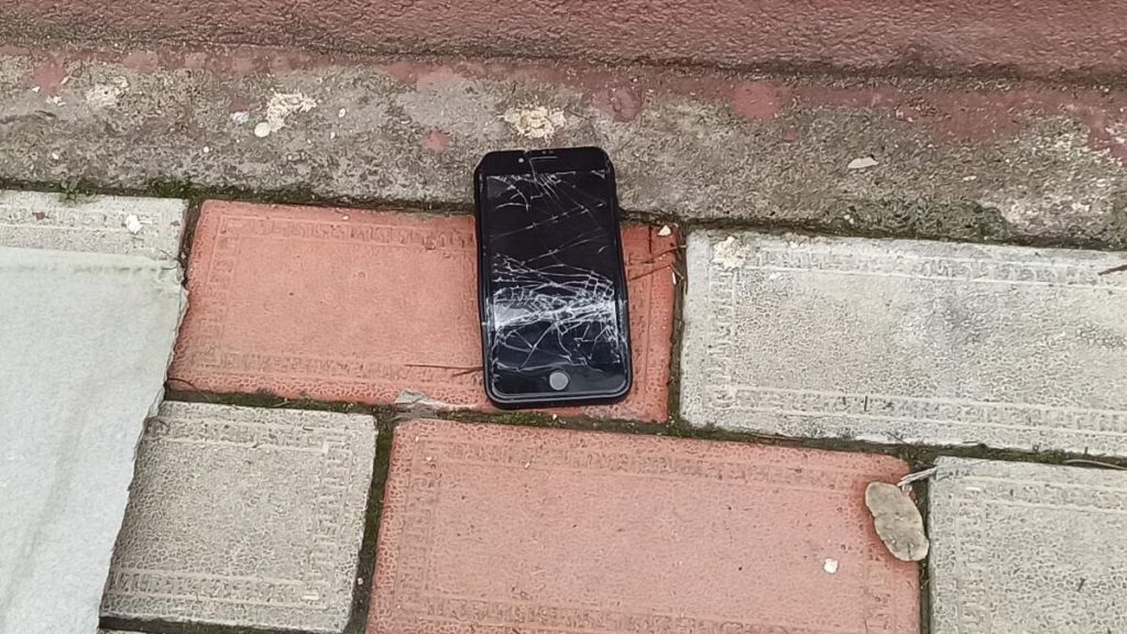 Depremzedenin yaşadığı talihsiz olay! Cep telefonu parçalandı