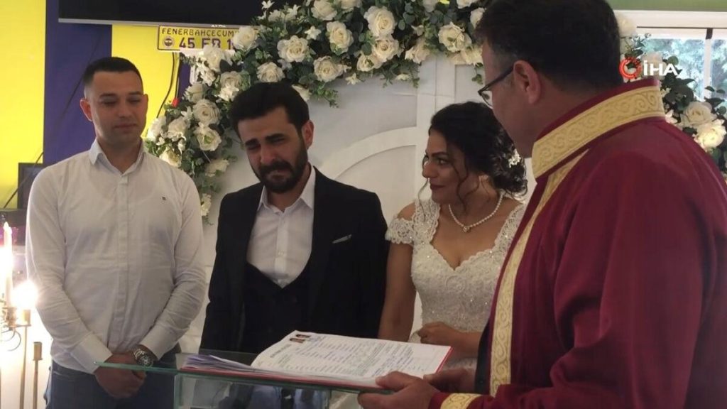 Hatay’da enkazdan çıkardığı depremzedenin nikah şahidi oldu, herkes ağladı