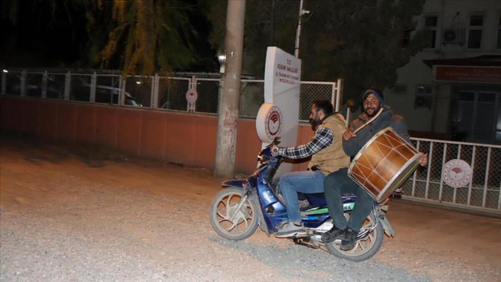 Iğdır’da motosikletli davulcuların sahur mesaisi