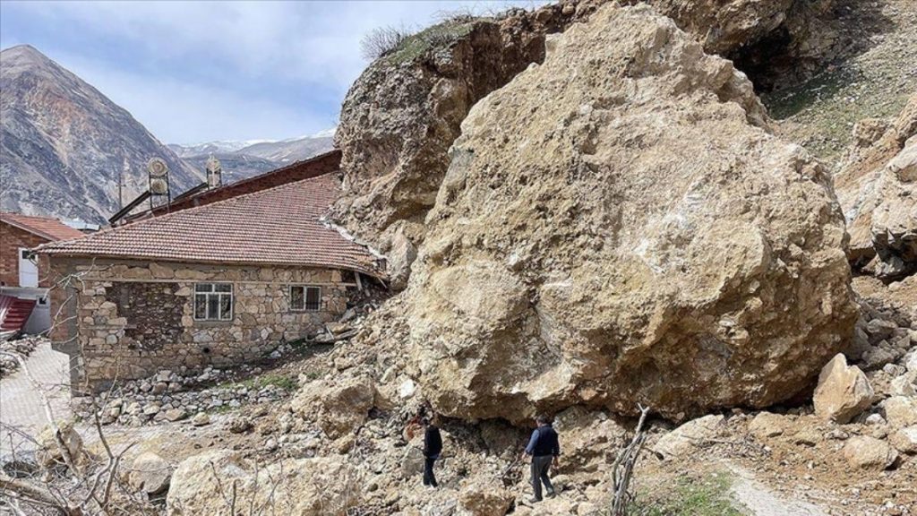 İncirli köyündeki evlerin üzerine dev kayalar düştü