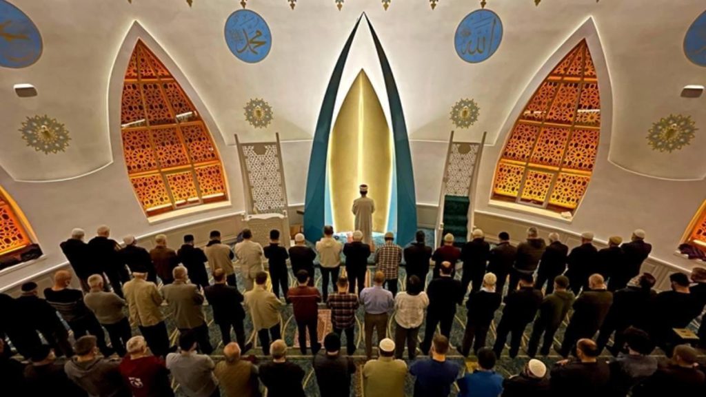 İzmir hatimle teravih namazı kılınan camiler | İzmir’de hangi camilerde hatimli teravih kılınıyor?