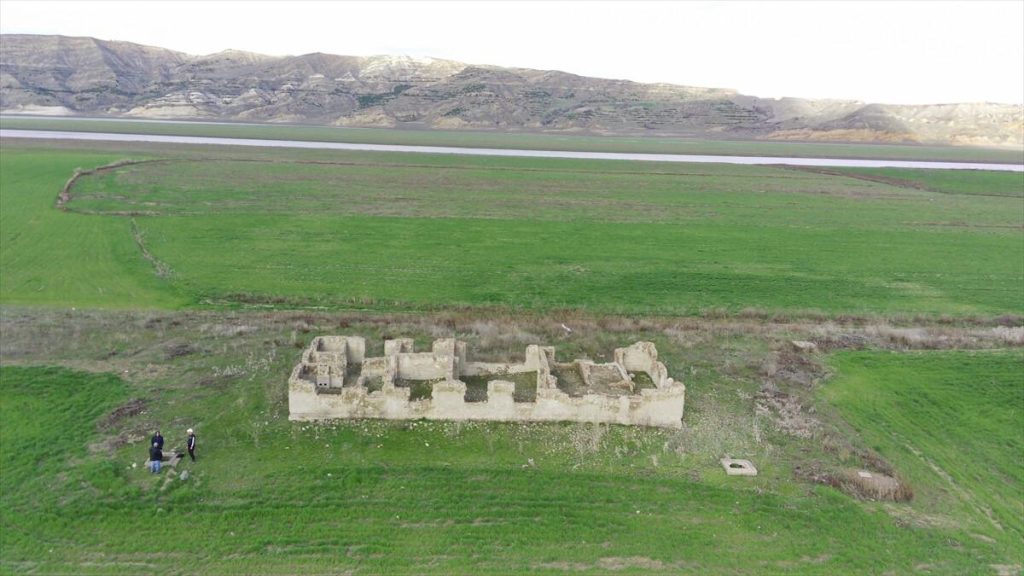 Keban Baraj Gölü’nde su çekildi: 83 yıllık tren istasyonu ortaya çıktı