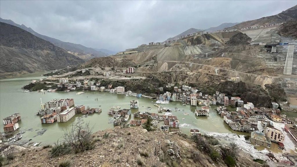 Yusufeli sulara gömülüyor; ilçe merkezine giriş yasaklandı