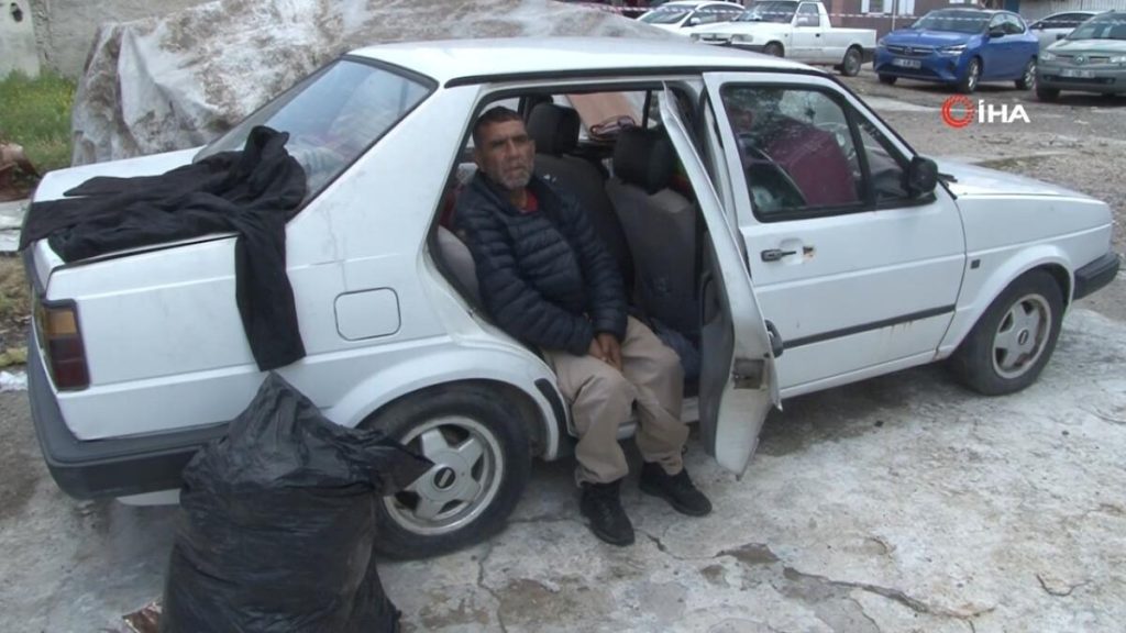 Adana’da eşinin terk ettiği evsizi aracına yerleştirdi