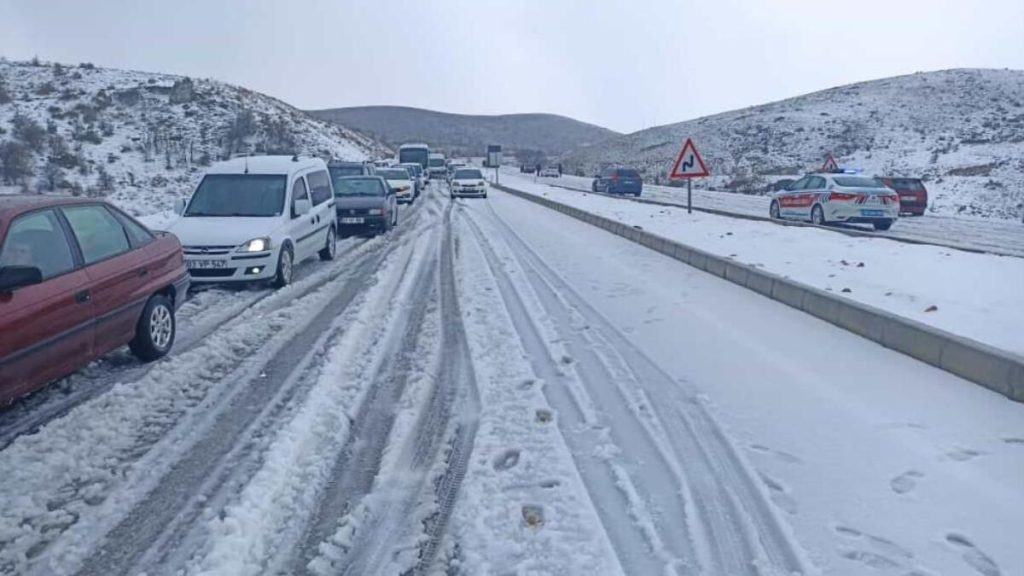 Afyonkarahisar’da yağan dolu trafiği olumsuz etkiledi