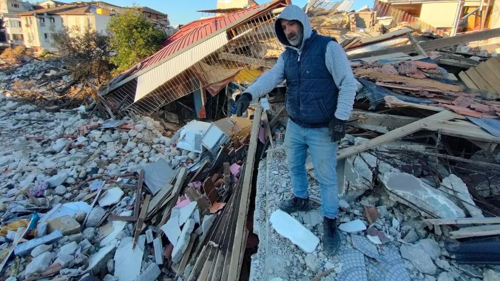 Antakya’da hasar gören tarihi evine çatılardan ulaştı