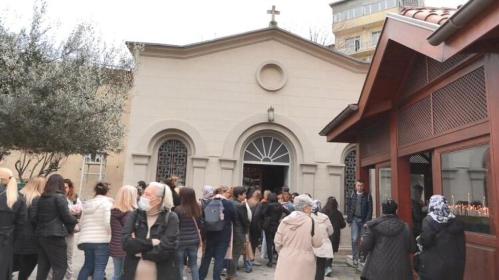 Ayın Biri Kilisesi’nde dilek kuyruğu