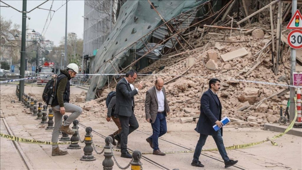 Beyoğlu’nda çöken tarihi bina ile ilgili bakanlıktan açıklama