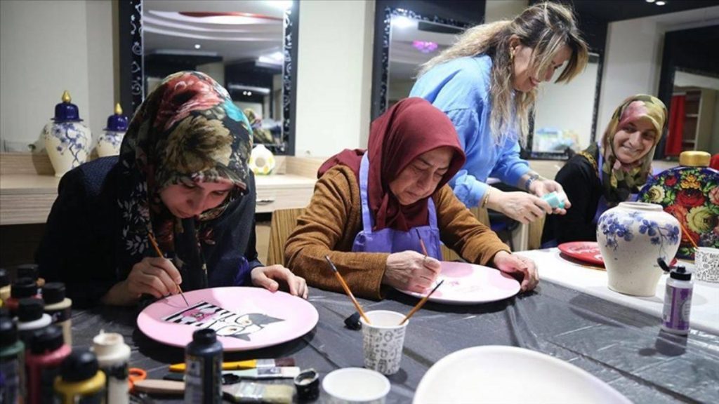 Depremzede kadınlar  seramik boyama kursuyla meslek ediniyor