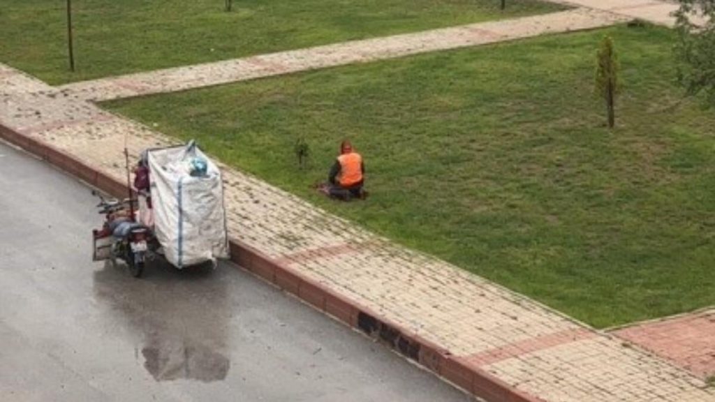 Elazığ’da kağıt toplayan adam sağanak yağmurun altında namaz kıldı