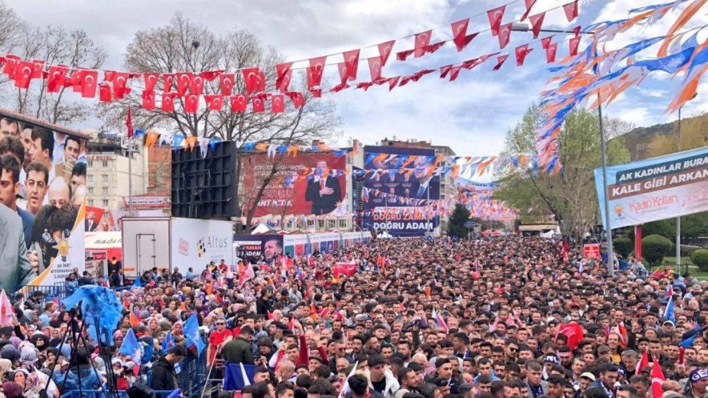 Erdoğan Afyonkarahisar mitingine kaç bin kişi katıldı? 18 Nisan Afyon AK Parti mitinginde kaç kişi vardı?