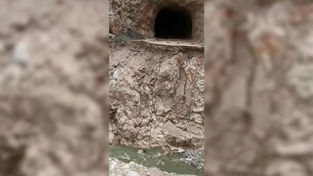 Erzincan’daki ‘dünyanın en tehlikeli yolu’ çöktü