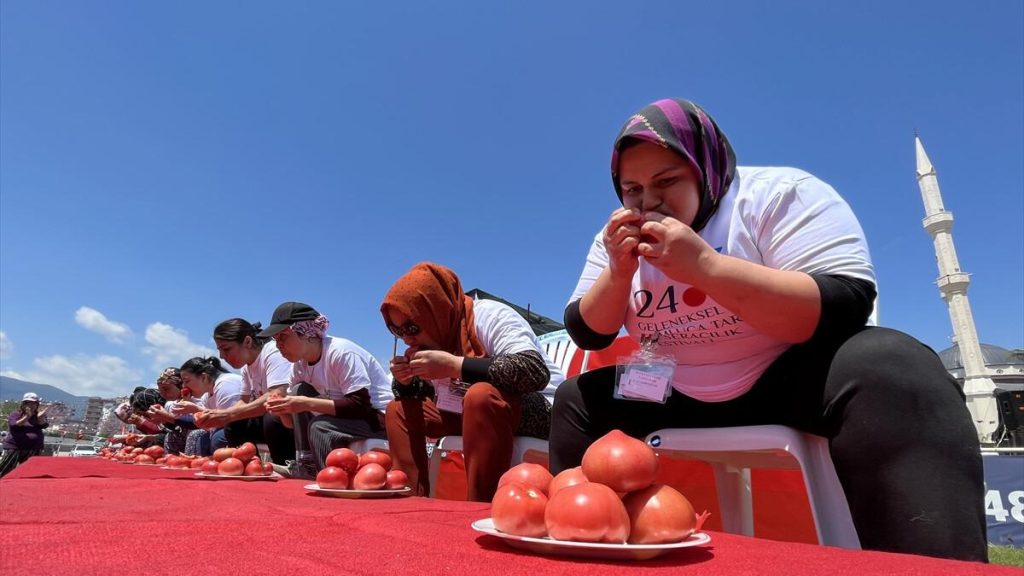 Kumluca’da kadınların domates yeme yarışması