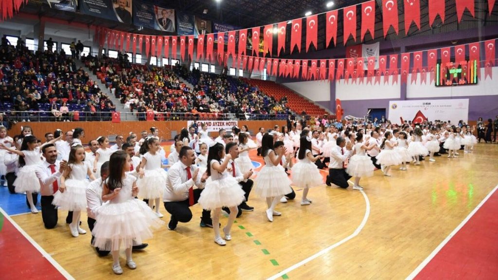 Ordu’da kız öğrenciler babalarıyla dans etti