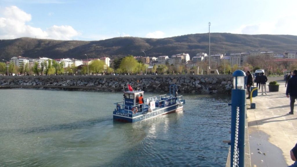 Van Gölü’nün yüzeyinde temizlik çalışması