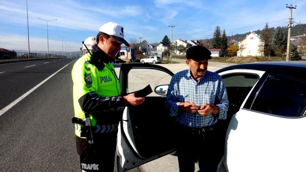 Bolu’da trafik denetiminde ilginç tepki: Sizin lambanız geç yandı