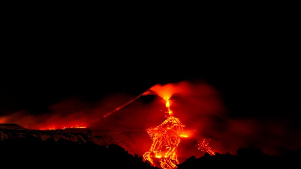 Etna Yanardağı lav püskürtmeye devam ediyor