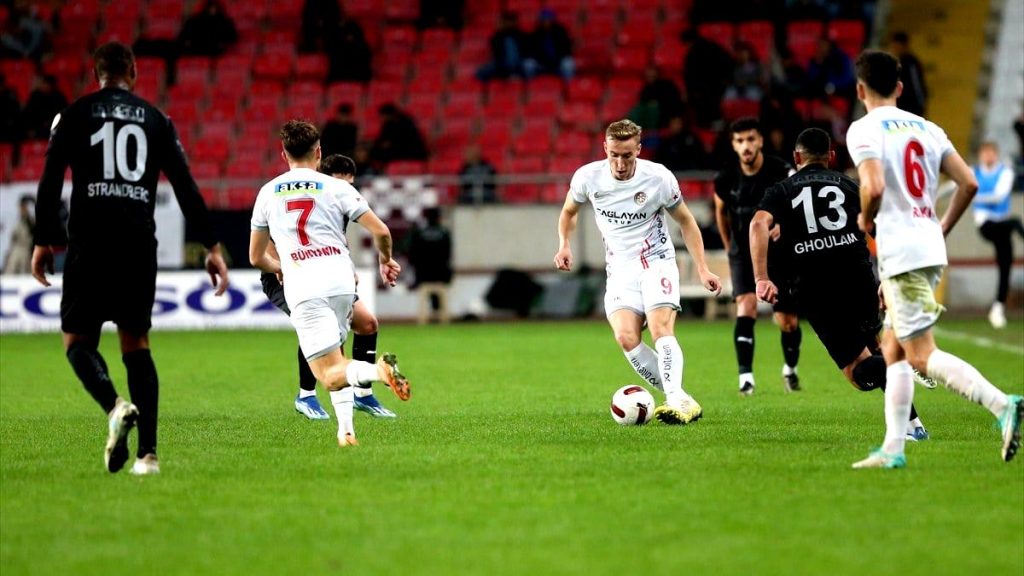 Hatayspor ile Antalyaspor’un gol düellosunda kazanan çıkmadı