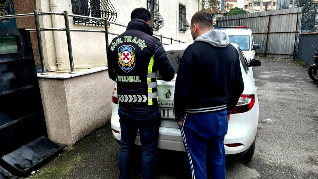 İstanbul Bağdat Caddesi’nde makas atarak ilerledi! Yakalanan sürücüye 6 bin lira ceza verildi