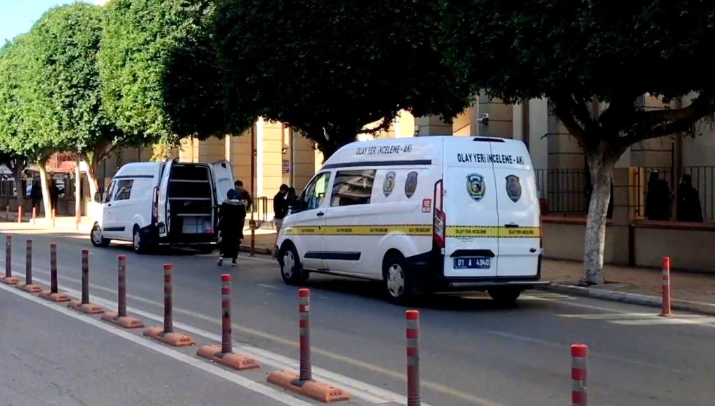 Mahkeme binası önünde bomba paniği: Hazırladığı el yapımı patlayıcıyı polise teslim etti