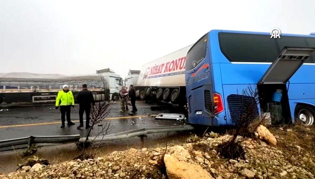 Şanlıurfa’da yolcu otobüsü ile 2 TIR çarpıştı: Ölü ve yaralılar var